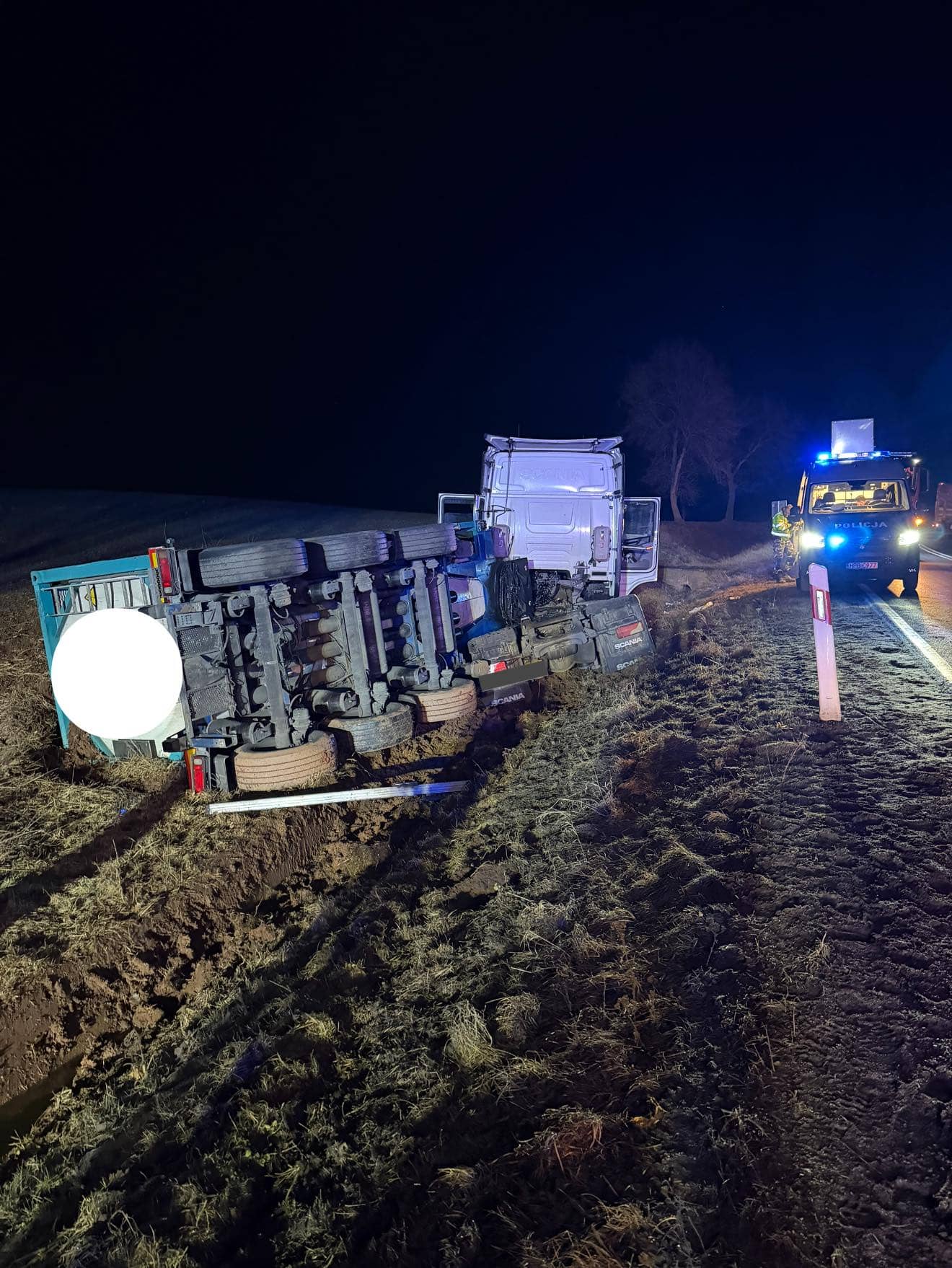 Groźny wypadek: cysterna poza jezdnią