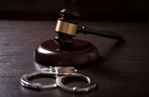 Krewki 35–latek pobił partnerkę, policjantów i sąsiada