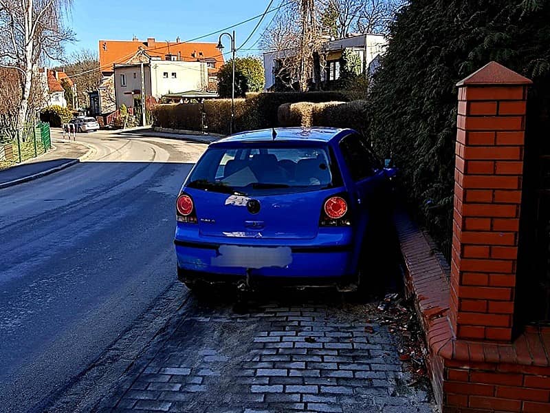 Brawurowa ucieczka zakończona rozbitym autem