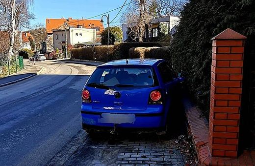 Brawurowa ucieczka zakończona rozbitym autem