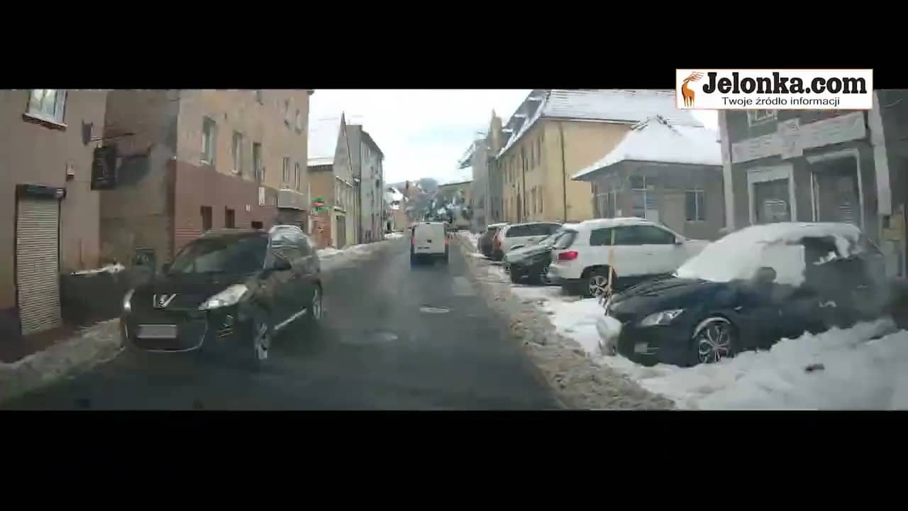 Asfalt już czarny, ale na bocznych uliczkach jeszcze biało