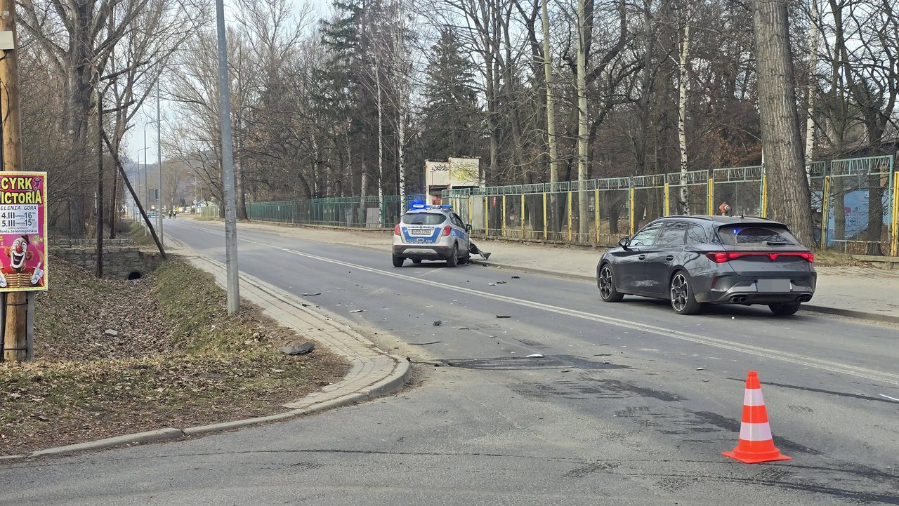 Kolizja radiowozu z Mercedesem