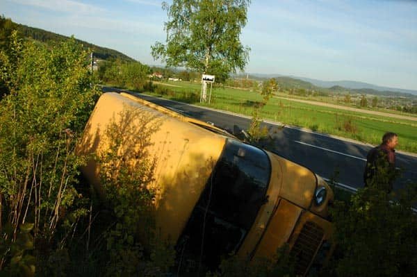Nyska w rowie - kolizja na drodze do Wojcieszyc