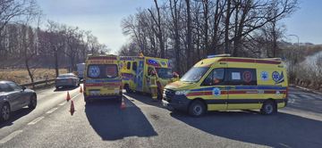 Ranni w wypadku busa z osobówką