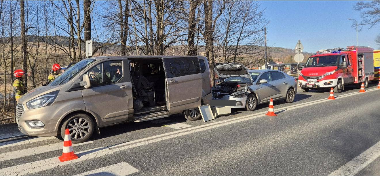 Ranni w wypadku busa z osobówką