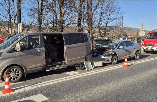 Ranni w wypadku busa z osobówką