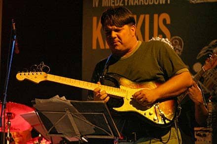 Bernard Maseli jest czołowym polskim wibrafonistą. Miklosz Birta (gitara) wraz ze Steve Loganem (bass).
