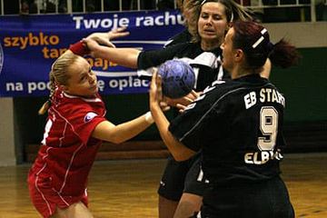 Walka o piłkę Mireli Kaczyńskiej (Jelfa) oraz Katarzyny Szklarczuk i Iwony Błaszkowskiej (Start).