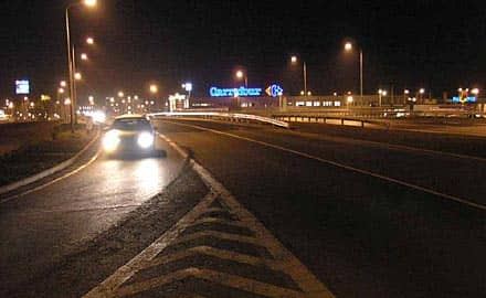 Wieczorem wiadukt wygląda jak wrota do innych światów.