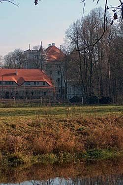 przejściach, dzięki spółce polsko-włoskiej doczekał się rozpoczęcia remontu z przeznaczeniem na hotel. Mimo pożaru od uderzenia pioruna w 2002 roku, znowu jest przywracany do świet