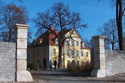 W tej chwili najlepiej odnowiony jest zespół pałacowy w Łomnicy, dumnie wznoszący się nad rzeką.