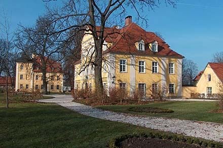Pałac jest własnością Rodziny von Küster. Dzięki ich staraniom i ciężkiej pracy, pałac wygląda jak w czasach świetności i jest dumą i chlubą całej gminy.