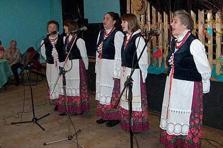Młodzież bawiła się, oglądając występ na stojąco.