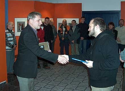 Henryk Dumin wręczył młodym fotografikom nagrody książkowe z dedykacjami zaproszonych artystów.