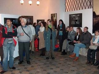 Oprócz zaproszonych artystów na otwarcie przybyli ludzie ze świata fotografii i inne zainteresowane wystawą osoby.