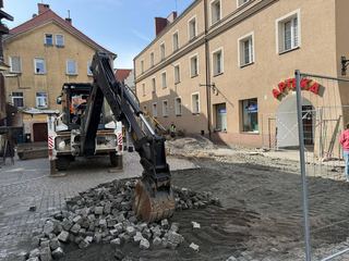 Kładą kostkę na Mrocznej