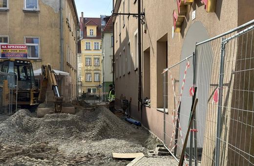 Kładą kostkę na Mrocznej