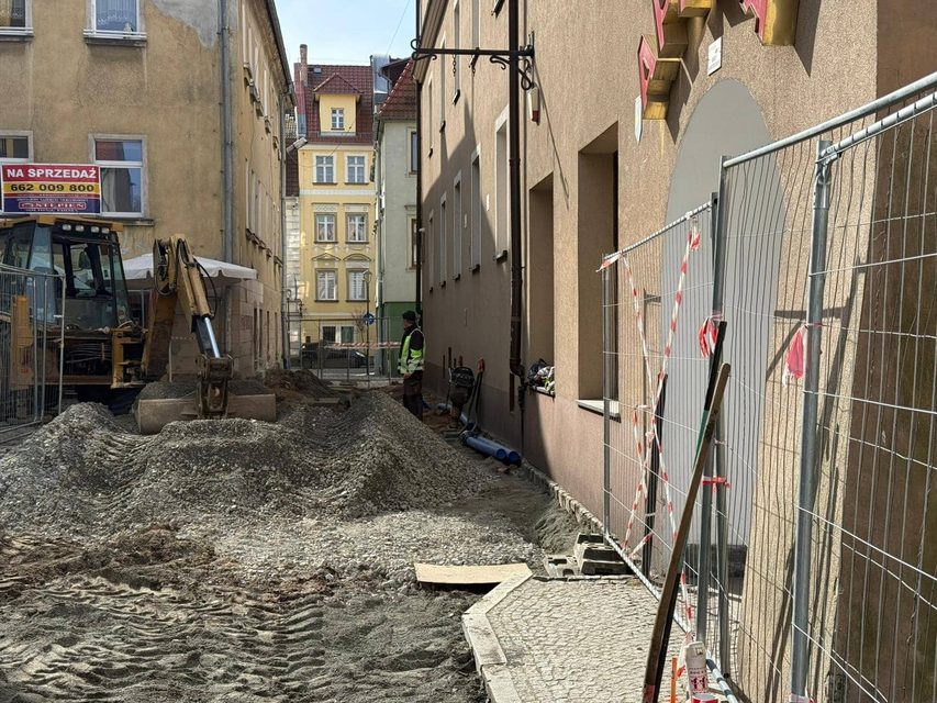 Kładą kostkę na Mrocznej