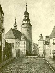 Schildauerstrasse w latach 30. ubiegłego wieku. Dziś w krajobrazie ulicy nie ma już wiszącego zegara oraz tramwajów.