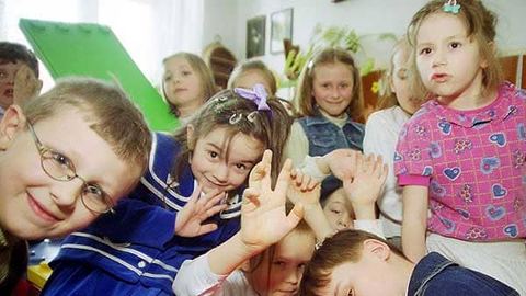 Dzieci życzą swoim babciom i dziadkom wszystkiego najlepszego.