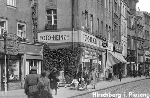 Hidenburgstr. w stronę centrum. Po prawej secesyjny dom towarowy. Dziś Galeria Karkonoska.
