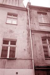 Północna ściana Długiej. Widać fragment wyremontowanych kamieniczek. Pozostałe przed konserwacją.