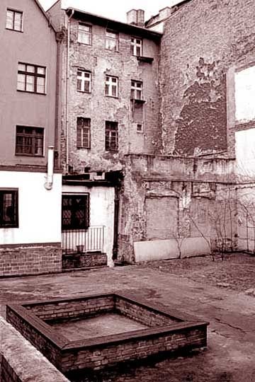 Ulica Długa (Langestr) na początku XX wieku. Trzy budynki w głębi po lewej stronie trzeba będzie u jego schyłku odbudować.