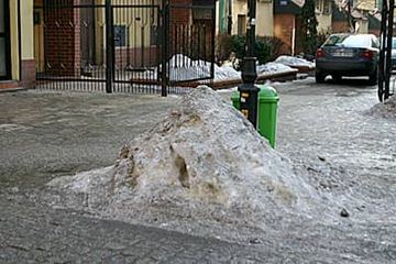 Ślizgawka na chodniku przy 1 Maja.