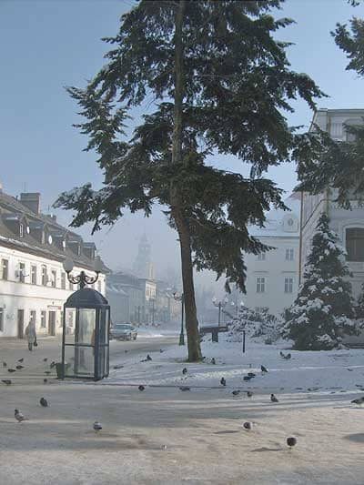 Plac Piastowski pełen uroku. O powietrzu tego nie można powiedzieć.