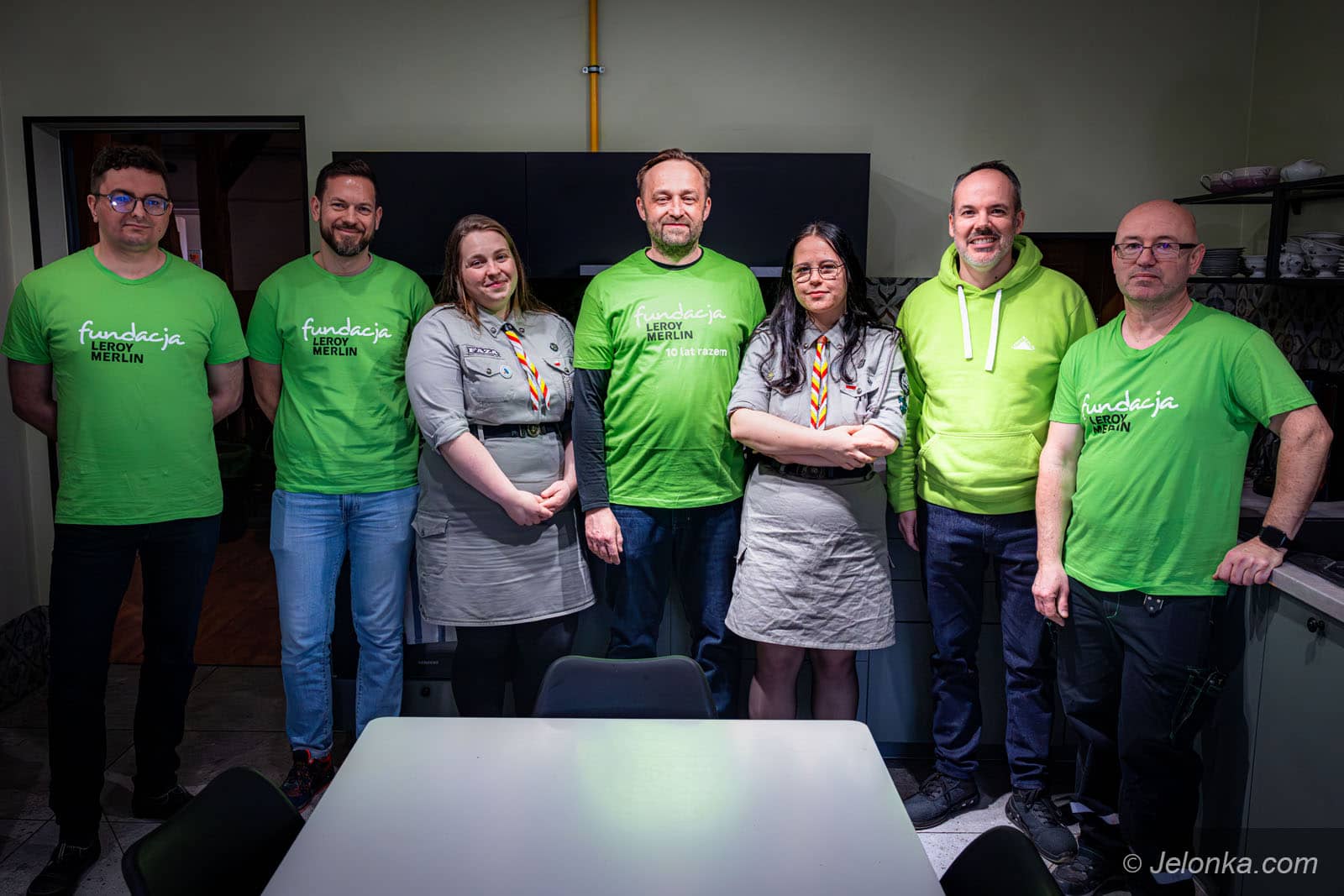 Od lewej: Adrian Cichecki (pracownik Leroy Merlin), Jacek Hutyra (Dyrektor ds. Zrównoważonego Rozwoju), phm. Magdalena Załoga (komendant Karkonoskiego Hufca ZHP), Jarosław Kujda (d