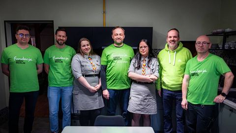 Od lewej: Adrian Cichecki (pracownik Leroy Merlin), Jacek Hutyra (Dyrektor ds. Zrównoważonego Rozwoju), phm. Magdalena Załoga (komendant Karkonoskiego Hufca ZHP), Jarosław Kujda (d