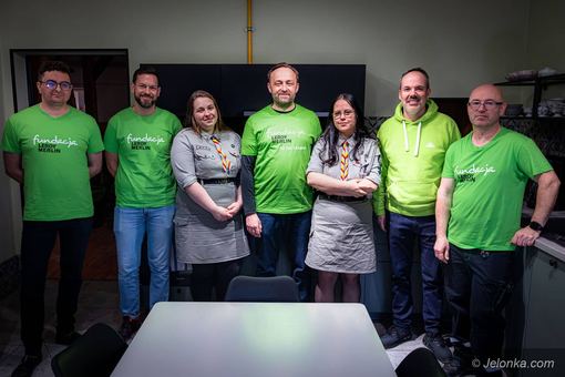 Od lewej: Adrian Cichecki (pracownik Leroy Merlin), Jacek Hutyra (Dyrektor ds. Zrównoważonego Rozwoju), phm. Magdalena Załoga (komendant Karkonoskiego Hufca ZHP), Jarosław Kujda (d