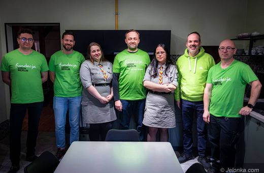 Od lewej: Adrian Cichecki (pracownik Leroy Merlin), Jacek Hutyra (Dyrektor ds. Zrównoważonego Rozwoju), phm. Magdalena Załoga (komendant Karkonoskiego Hufca ZHP), Jarosław Kujda (d