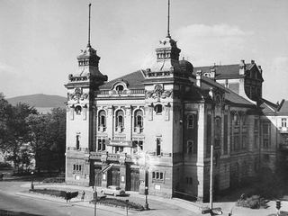 Widok z dzisiejszej Sudeckiej: widać urządzony już zieleniec i w tle teatru - kamienicę.Na jej parterze jest apteka.