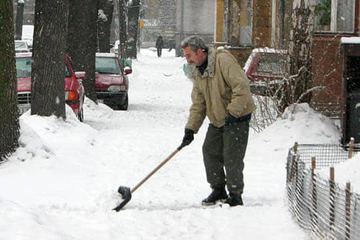 Lepiej odśnieżyć, bo straż miejska się przyczepi.