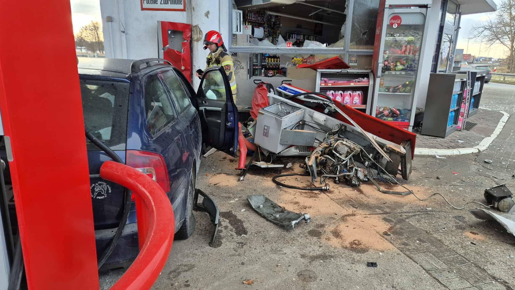 Autem w dystrybutor. Nie mógł się doczekać, aż zatankuje?