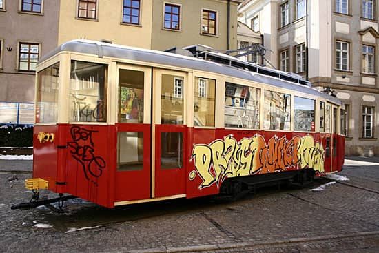Wagon przypomina, że w mieście była regularna komunikacja tramwajowa.