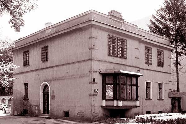 Widok na dawne milicyjne imperium z ulicy Bohaterów Getta. W tle komisariat, z lewej – paszportówka.