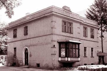 Widok na dawne milicyjne imperium z ulicy Bohaterów Getta. W tle komisariat, z lewej – paszportówka.