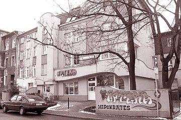 Dzisiejsza Szkoła Podstawowa nr 2 w dawnej okazałości. Na pierwszym planie: uczennice z dobrych domów.