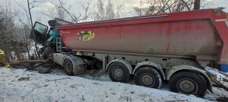 Zasłabnięcie kierowcy. Ciężarówka uderzyła w drzewo