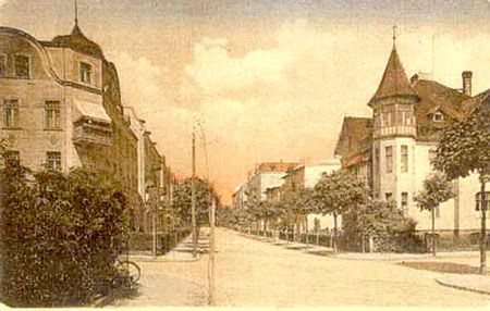 Zajazd w miejscu dzisiejszej siedziby związku motorowego. W tle – Apteka pod Lwem. Widać małą pocztę.