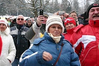 Tłumy turystów czyhały na osobistości mediów.