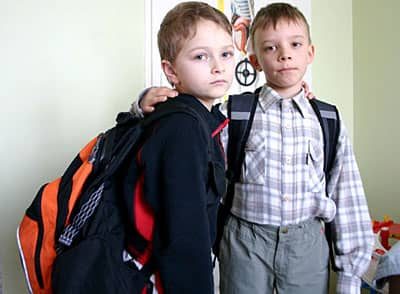 Szkolne tornistry są o wiele za ciężkie.