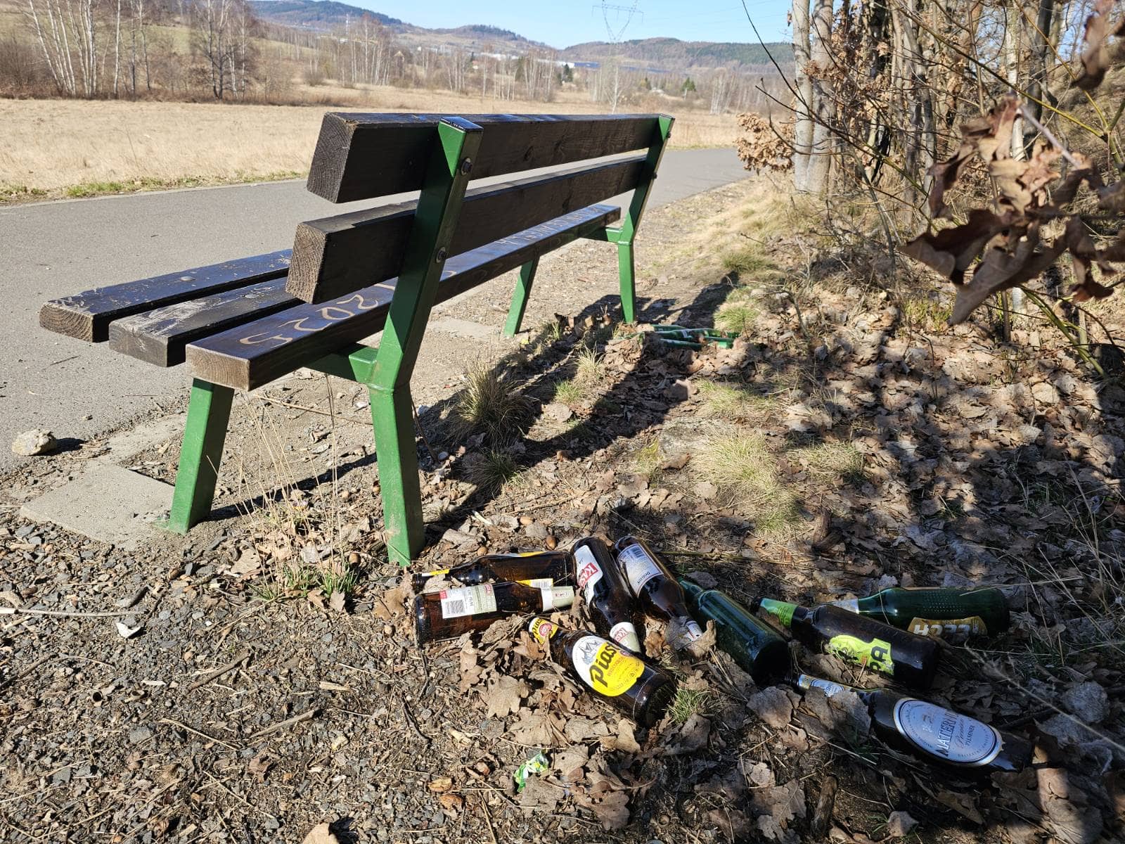 Ławka z widokiem na… śmieci. I na szczęście — na sprzątających