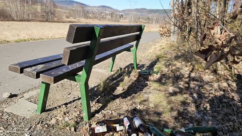 Ławka z widokiem na… śmieci. I na szczęście — na sprzątających