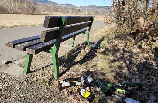 Ławka z widokiem na… śmieci. I na szczęście — na sprzątających