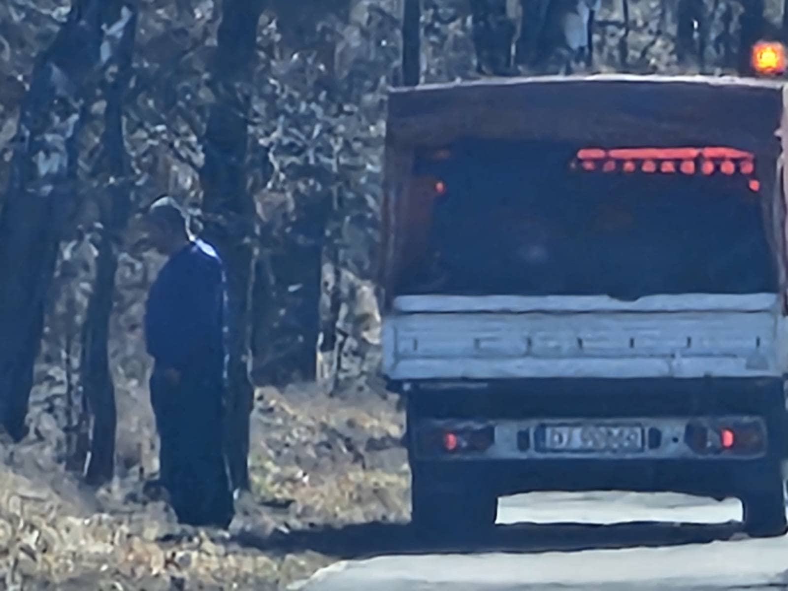 Ławka z widokiem na… śmieci. I na szczęście — na sprzątających