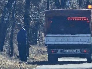 Ławka z widokiem na… śmieci. I na szczęście — na sprzątających