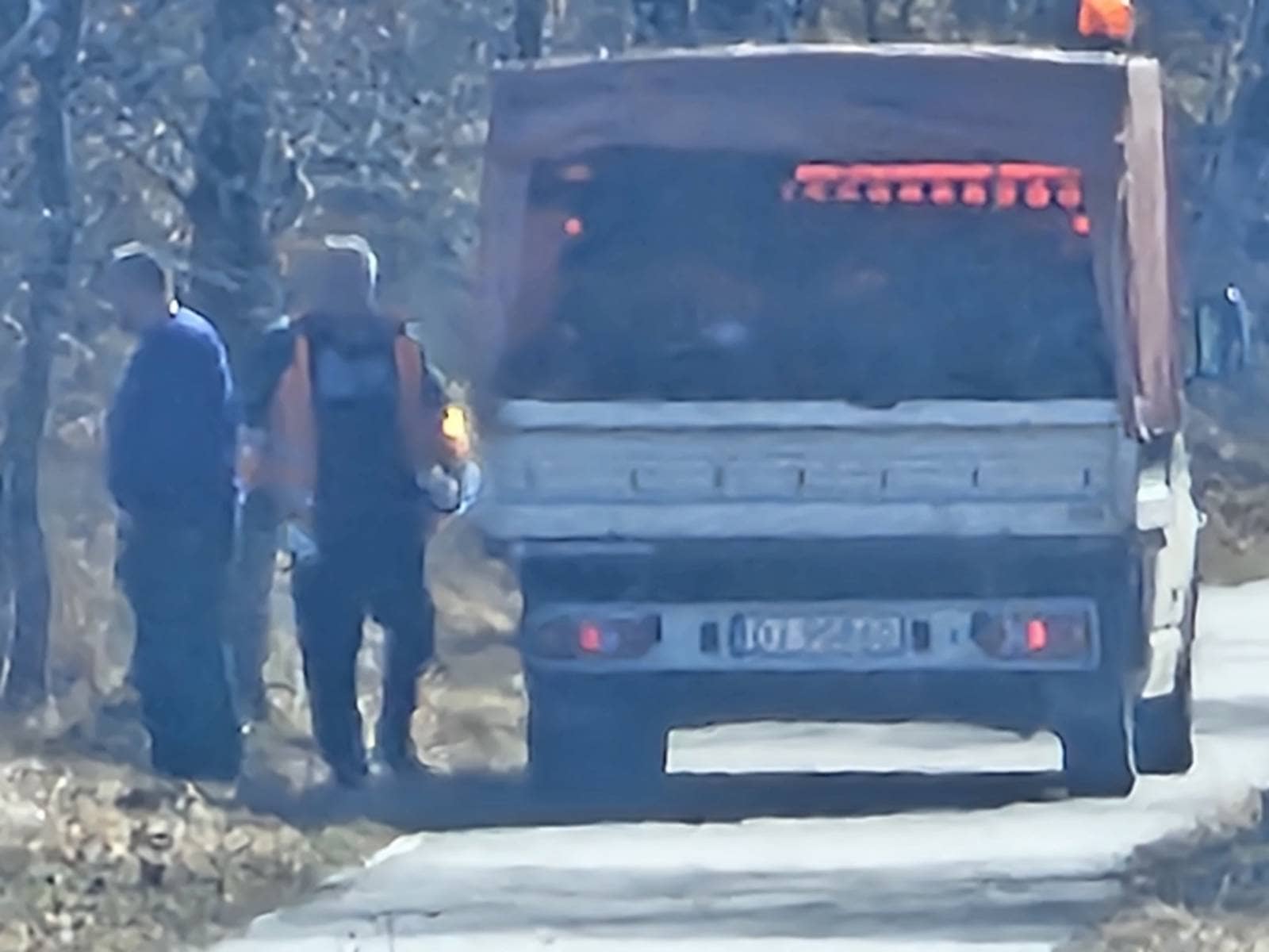 Ławka z widokiem na… śmieci. I na szczęście — na sprzątających